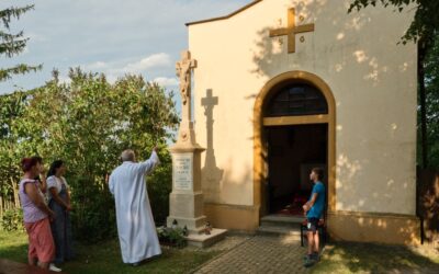 Žehnání opraveného kříže u kapličky a žehnání kapličky sv. Bartoloměje v Kníničkách
